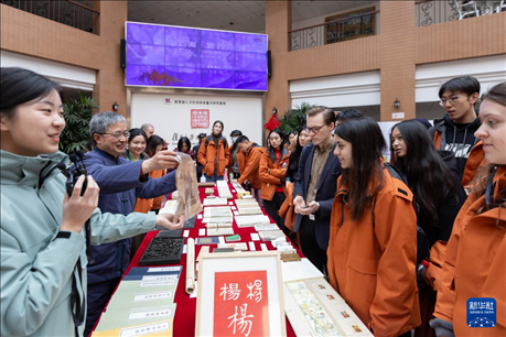 1月29日，在復(fù)旦大學(xué)，美國馬斯卡廷中學(xué)學(xué)生了解中國古籍裝幀與修復(fù)技術(shù)。 新華社記者 王翔 攝