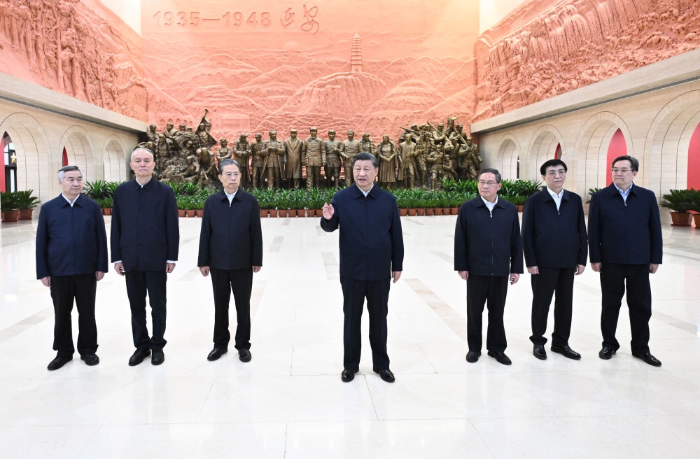 2022年10月27日，習(xí)近平在延安革命紀(jì)念館參觀《偉大歷程——中共中央在延安十三年歷史陳列》結(jié)束時(shí)發(fā)表重要講話。新華社記者 燕雁 攝