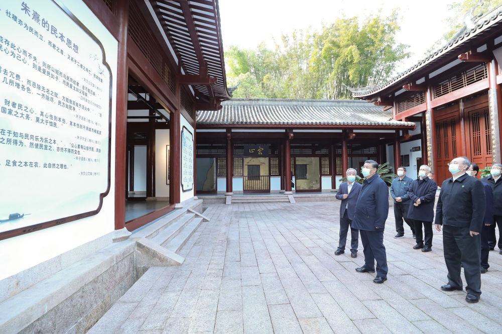 2021年3月22日，習(xí)近平在福建省南平武夷山朱熹園，了解朱熹生平及理學(xué)研究等情況。新華社記者 鞠鵬 攝