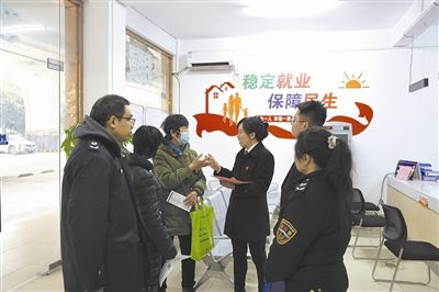  圖③：調(diào)解后，法官現(xiàn)場向當(dāng)事人做釋法析理工作。