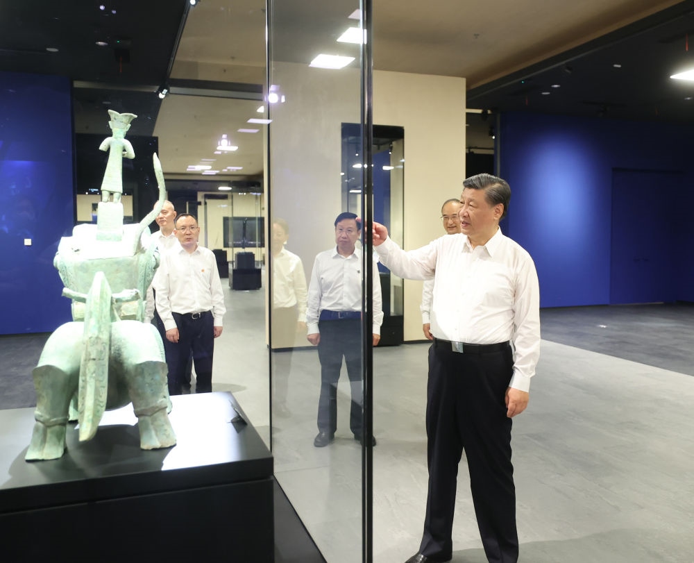 2023年7月26日下午，習(xí)近平在位于四川省德陽市廣漢市的三星堆博物館新館參觀。新華社記者 鞠鵬 攝