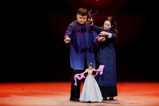“何以中國·向海泉州”網(wǎng)絡主題活動現(xiàn)場，蔡思雅和搭檔表演提線木偶戲。