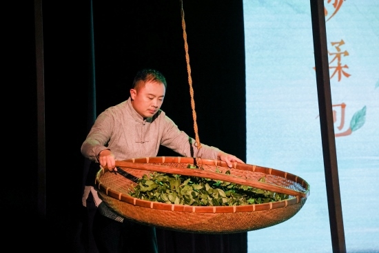 “何以中國·向海泉州”網(wǎng)絡主題活動現(xiàn)場，魏嘉宏表演搖青。
