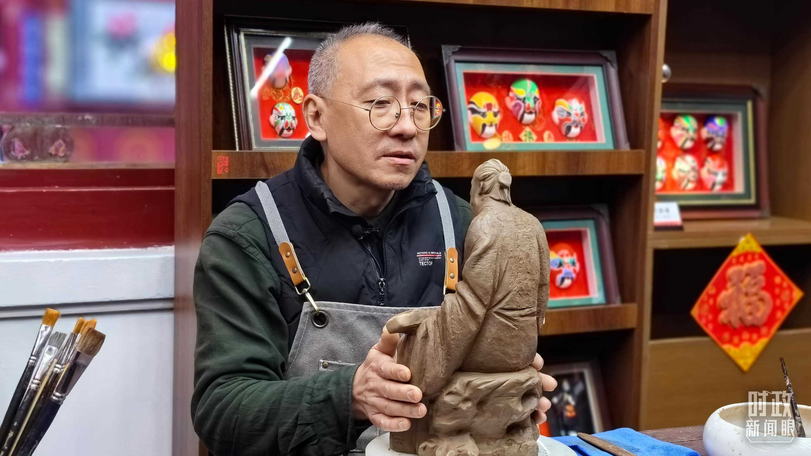 △“泥人張”的匠人正在雕塑。（總臺央視記者潘毅拍攝）