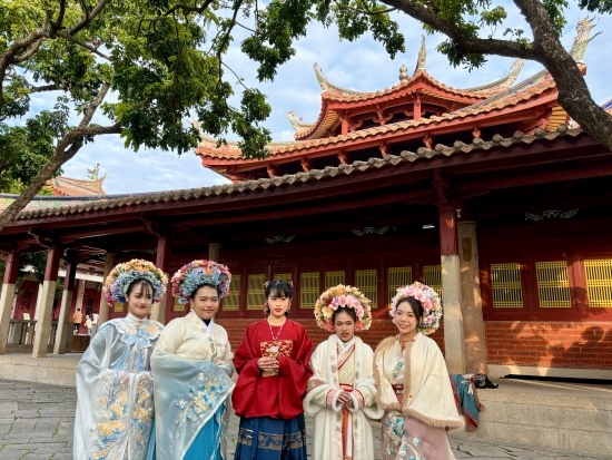 泰國留學生頭戴蟳埔簪花圍在開元寺留影。人民網記者 金慧慧攝