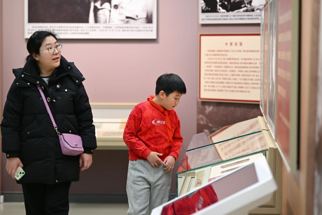 2024年1月28日，家長帶著孩子在平津戰(zhàn)役紀(jì)念館內(nèi)參觀。
