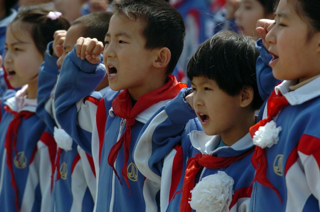 2006年4月5日，天津緣誠小學(xué)的同學(xué)們來到平津戰(zhàn)役紀(jì)念館祭奠英烈，表達(dá)對(duì)革命先烈的緬懷之情。
