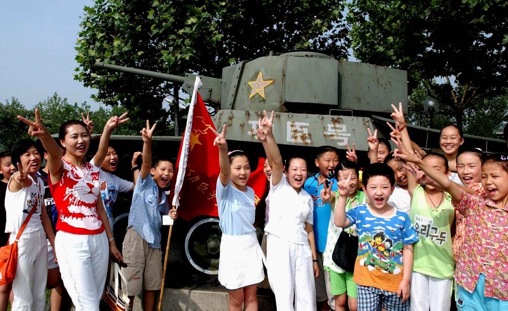 2003年7月31日，天津市紅橋區(qū)躍進(jìn)里小學(xué)少先隊(duì)員來到平津戰(zhàn)役紀(jì)念館“功臣號(hào)坦克”前，開展以“揚(yáng)軍威做革命接班人”為主題的隊(duì)日活動(dòng)?！鞍艘弧苯ㄜ姽?jié)前夕，天津市在少先隊(duì)員中廣泛開展“仰望革命英烈頌我軍威”等紀(jì)念活動(dòng)。
