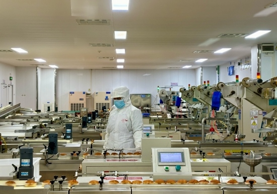 盼盼5G智慧工廠生產(chǎn)線正在進(jìn)行產(chǎn)品質(zhì)檢。人民網(wǎng)記者 金慧慧攝