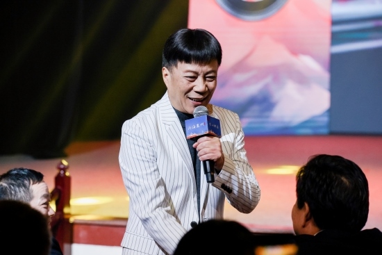 “何以中國·向海泉州”網(wǎng)絡主題活動現(xiàn)場，陳百潭演出時與觀眾互動。泉州廣播電視臺供圖