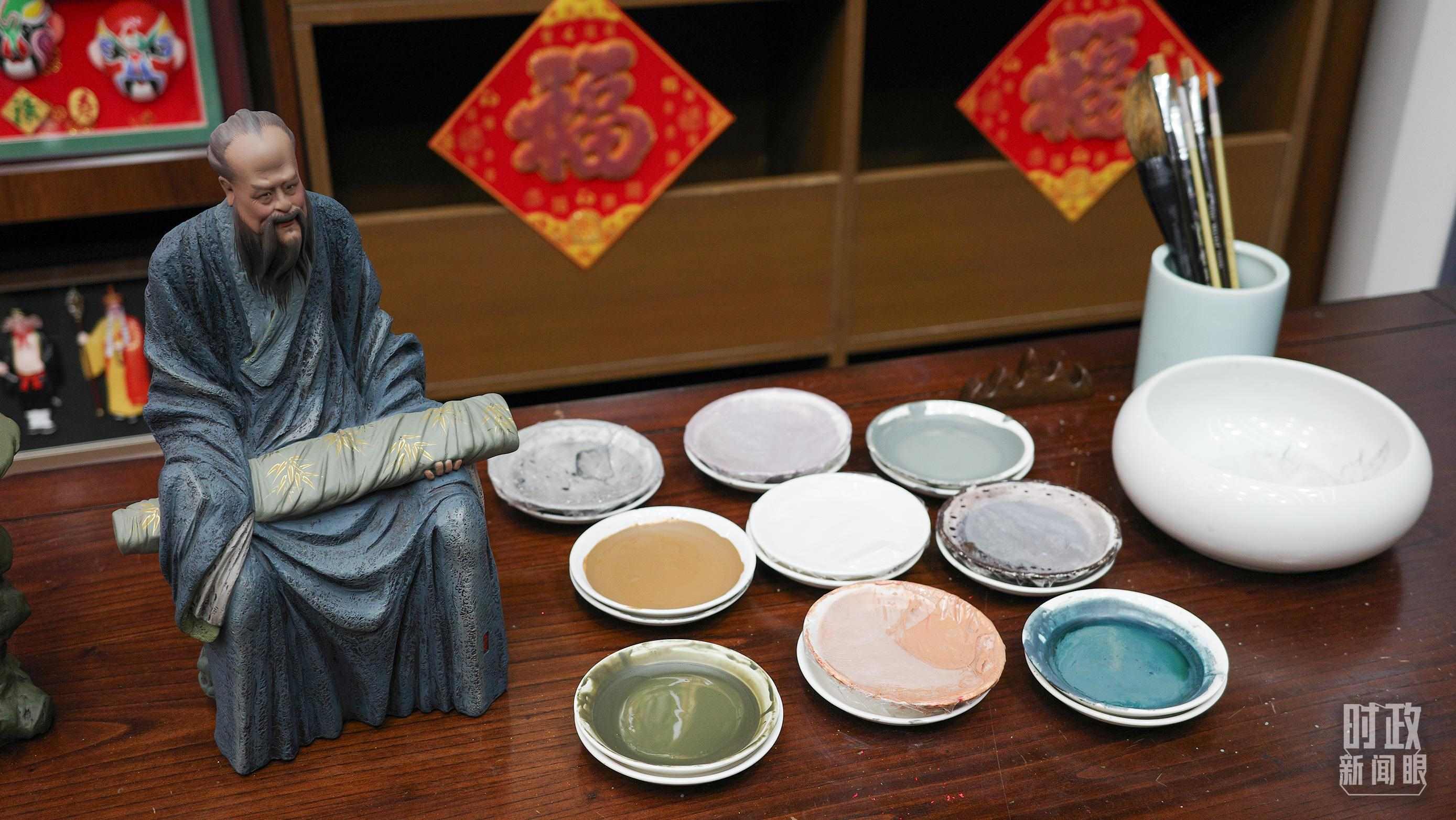 △天津古文化街，泥人張店鋪的上色顏料展示。（總臺央視記者覃思拍攝）