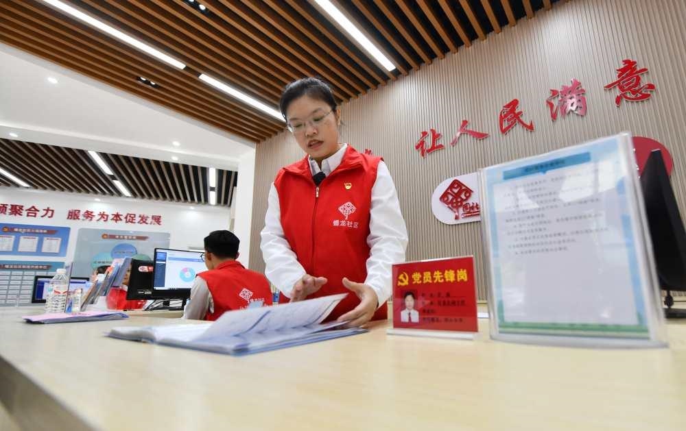 △2023年12月14日，廣西南寧市蟠龍社區(qū)，工作人員在為居民服務(wù)。