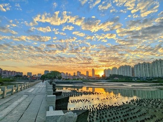 夕陽余暉下的洛陽橋（局部）。受訪者供圖