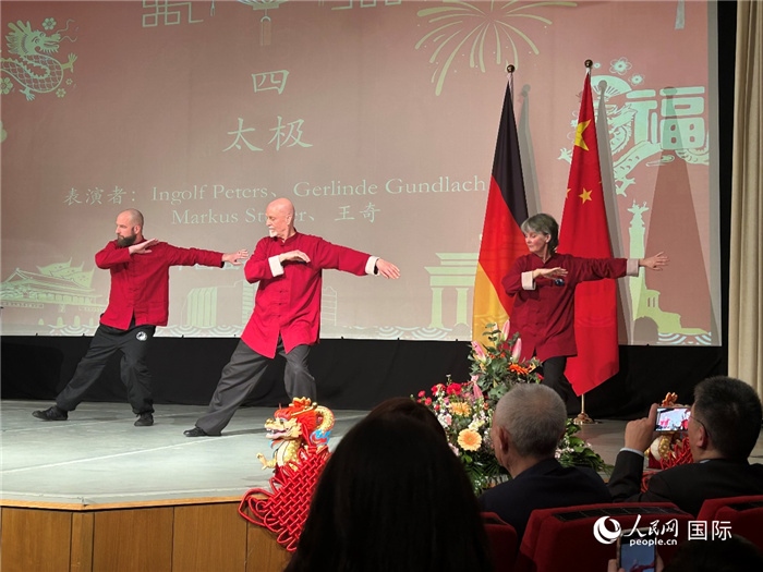 太極，表演者：Ingolf Peters、Gerlinde Gundlach、Markus Stüber