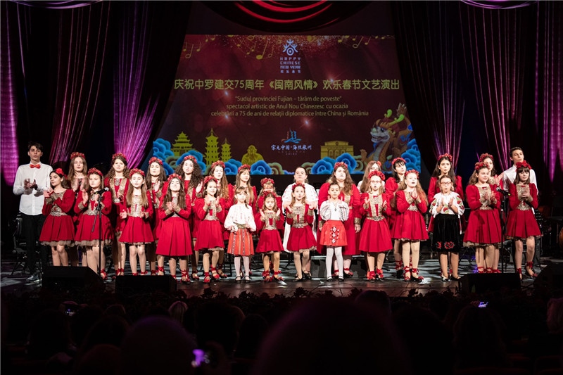 圖為羅小快板兒童合唱團(tuán)在演唱中文歌曲。 中國駐羅大使館文化處供圖。