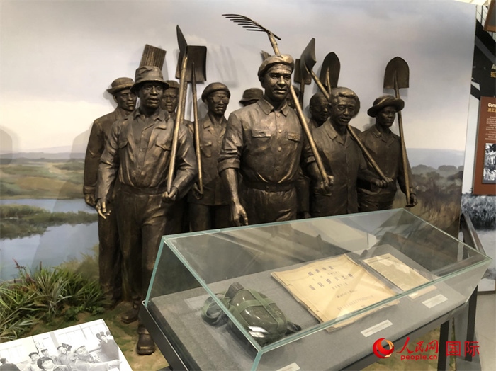 紀念園中展覽的筑路場景 。人民網(wǎng)記者 黃培昭攝