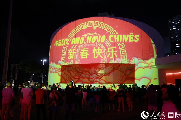 林度夫人公園內(nèi)劇院的外墻上投影出中國(guó)文化元素?zé)艄庑恪Ｈ嗣窬W(wǎng)記者 陳海琪攝