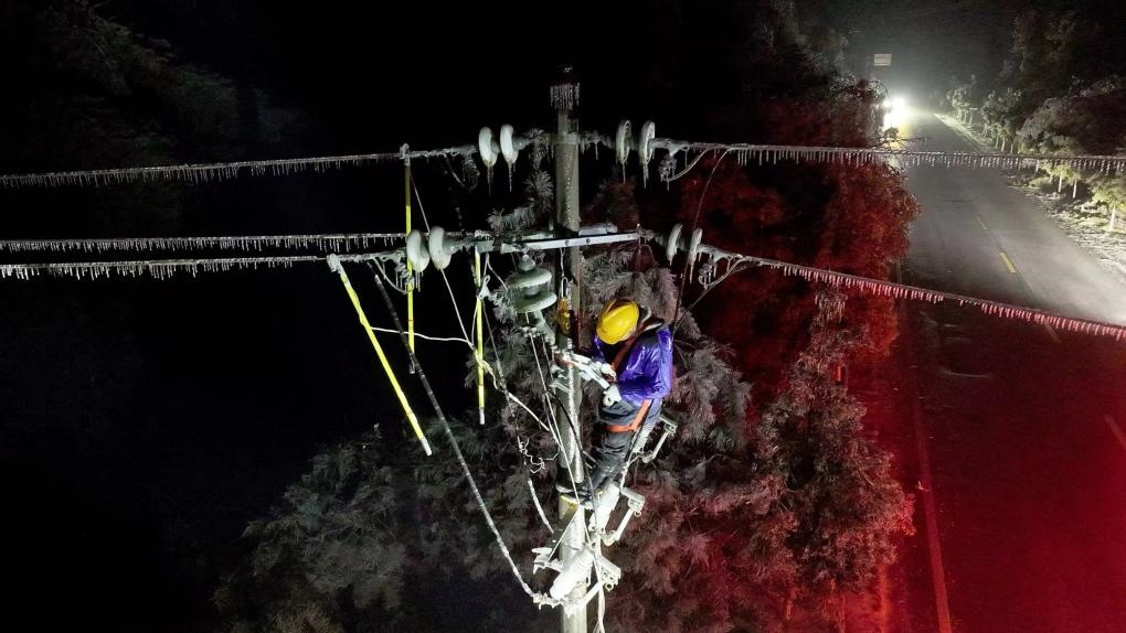2月5日，電力工人在對供電線路進行搶修。新華社發(fā)