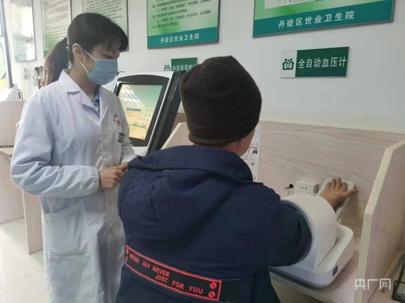 醫(yī)生王圣勤正在為村民測量血壓（央廣網記者 王錫斐 攝）