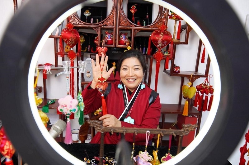 馬莊村民在香包文化大院里直播帶貨（央廣網發(fā) 劉冰 攝）