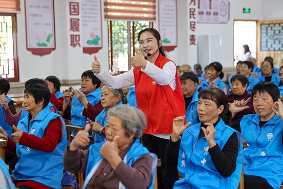 老人們正在學(xué)習(xí)手勢(shì)舞。