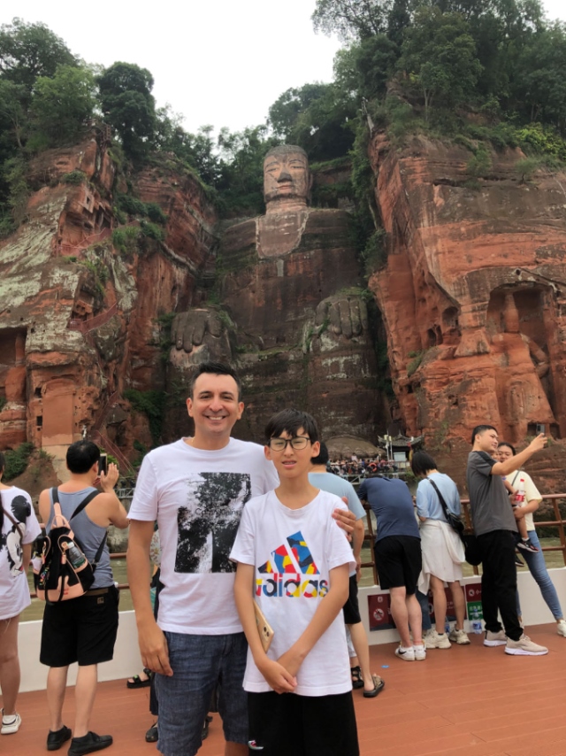 埃爾南多與兒子在廣東佛山。圖片由受訪者提供