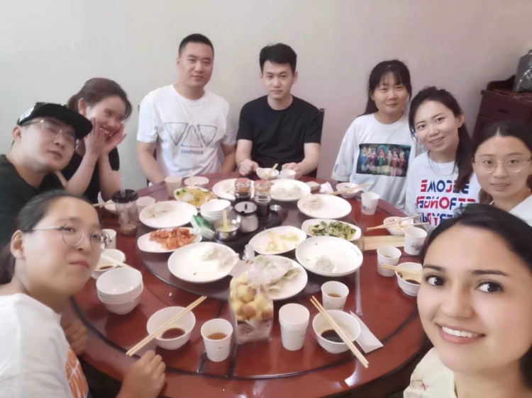 保拉與中國朋友在一起。圖片由受訪者提供