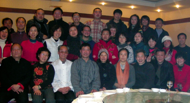 2018年，卡洛斯（二排中間）和武術(shù)學(xué)校的老師同學(xué)一起過春節(jié)。圖片由受訪者提供