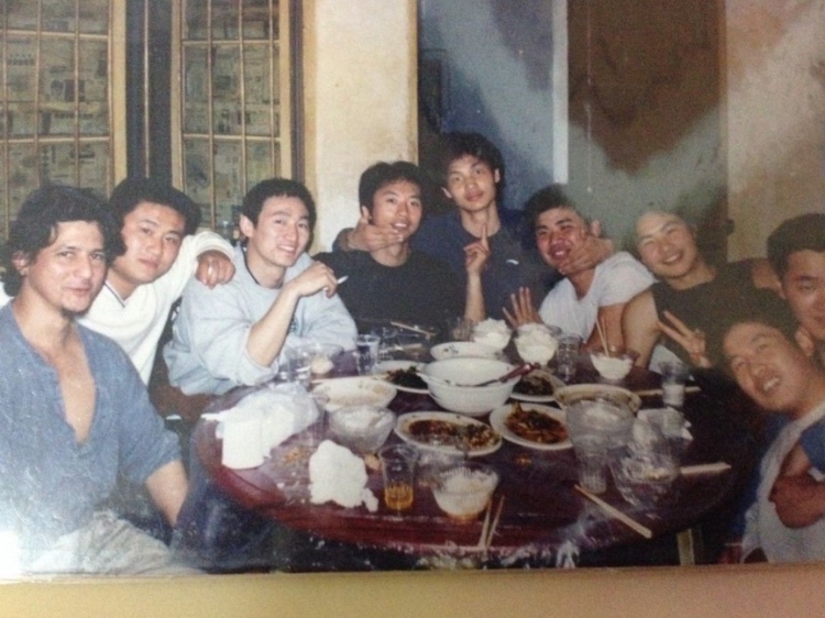 2007 年，卡洛斯·卡斯蒂略（左一）和他的中國朋友在武漢慶祝春節(jié)。圖片由受訪者提供