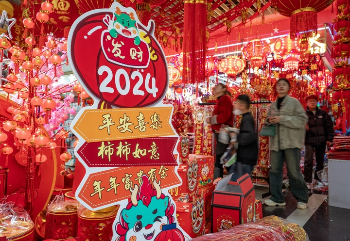 1月11日，顧客在昆明新螺螄灣國(guó)際商貿(mào)城選購(gòu)節(jié)日飾品。新華社記者 陳欣波 攝
