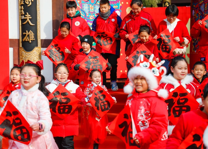 2月2日，小朋友在濟(jì)南五龍?zhí)毒皡^(qū)參加送福字活動(dòng)。新華社發(fā)（徐舟攝）