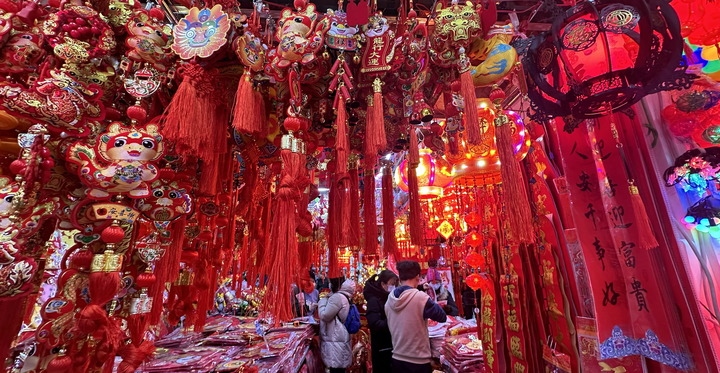 1月19日，市民在北京一商場(chǎng)內(nèi)選購(gòu)春節(jié)裝飾品。新華社記者李欣攝