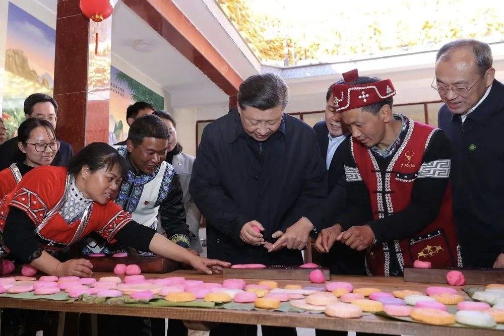 2020年1月19日，習(xí)近平總書記在云南省騰沖市清水鄉(xiāng)三家村中寨司莫拉佤族村，同村民李發(fā)順一家制作當(dāng)?shù)毓?jié)日傳統(tǒng)食品大米粑粑。新華社記者 鞠鵬 攝