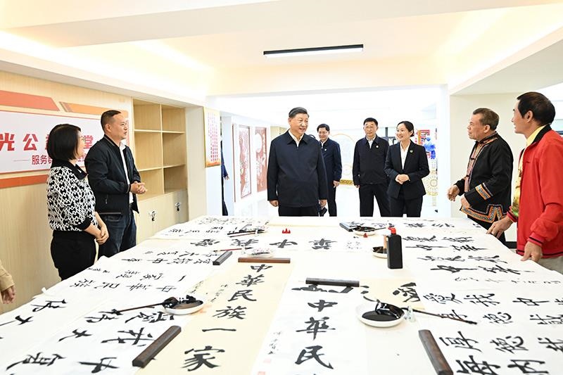 △2023年12月14日，習(xí)近平總書記在廣西南寧市良慶區(qū)蟠龍社區(qū)黨群服務(wù)中心文體活動(dòng)室同社區(qū)居民親切交流。