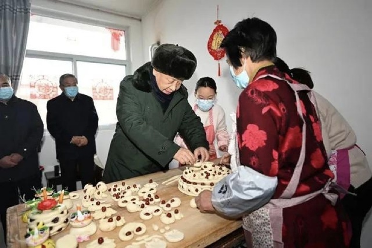 2022年1月26日，習(xí)近平總書記在山西省臨汾市霍州市師莊鄉(xiāng)馮南垣村，同師紅兵一家做年饃。新華社記者 李學(xué)仁 攝