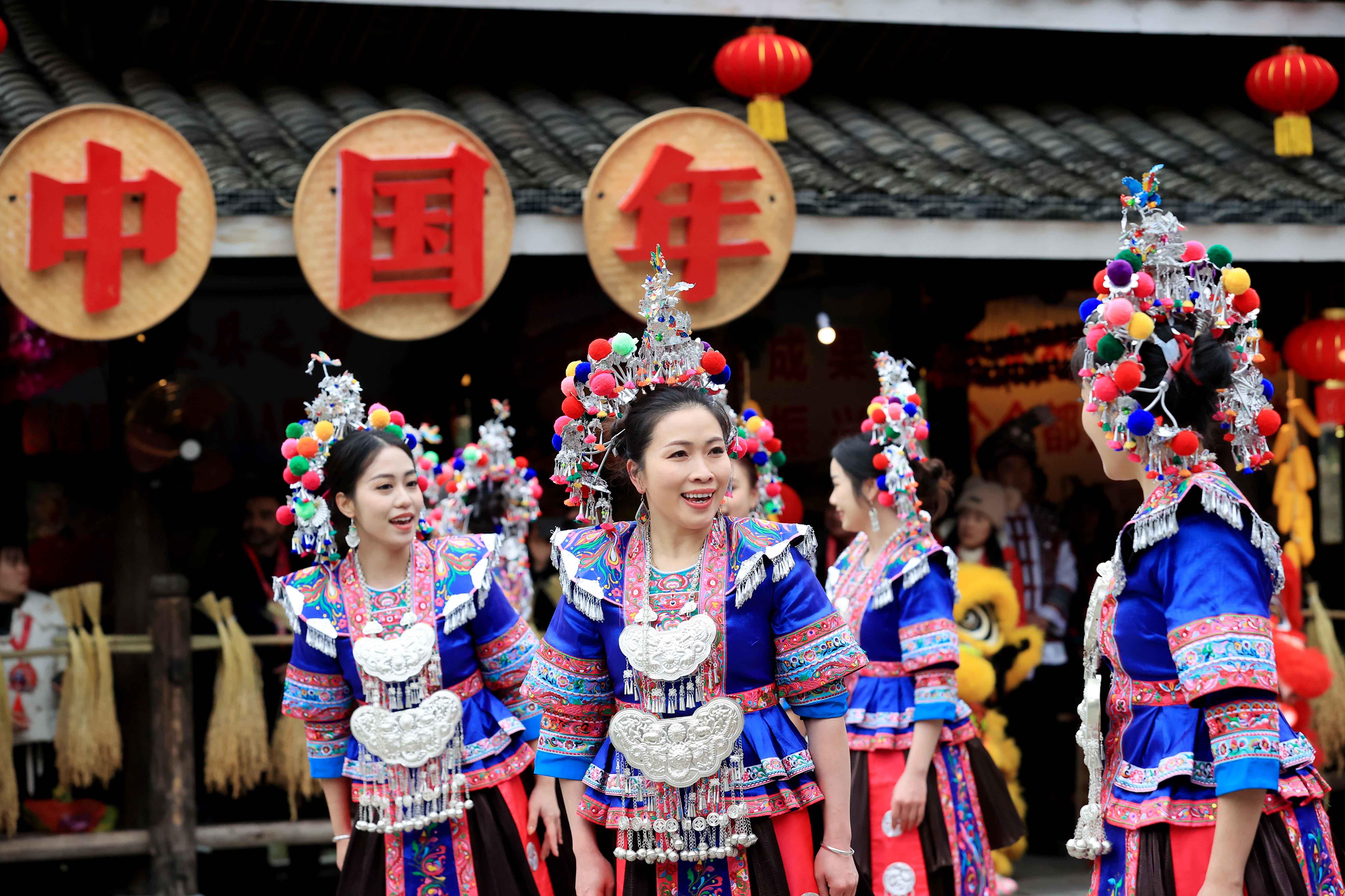 △2024年2月3日，在廣西柳州三江侗族自治縣林溪鎮(zhèn)程陽(yáng)八寨景區(qū)，“村晚”紅紅火火進(jìn)行。