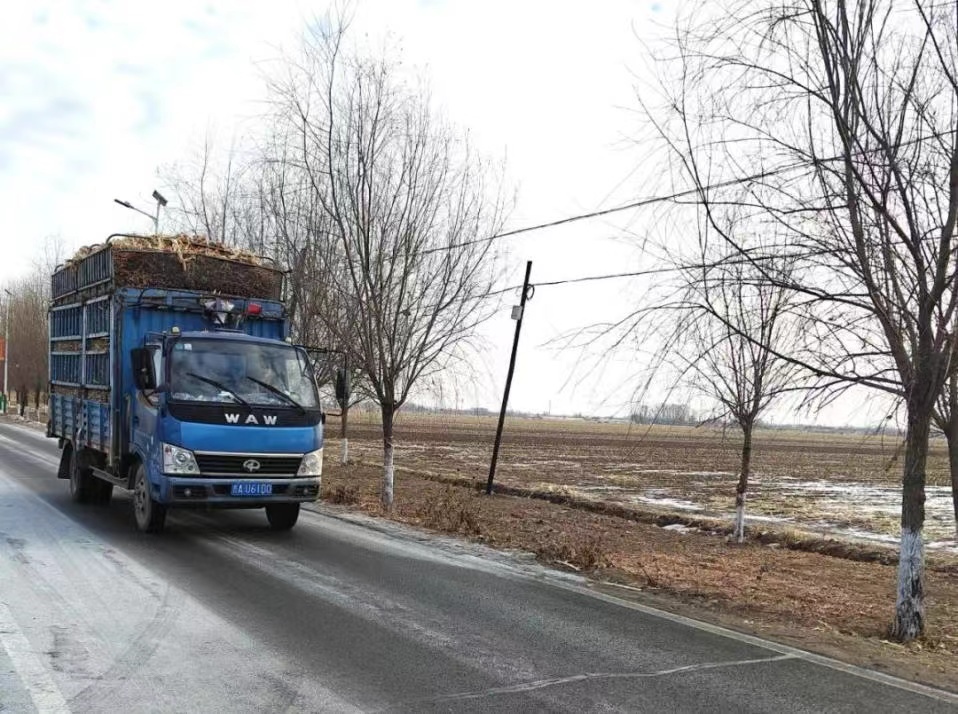 貨車行駛在公主嶺市農(nóng)村公路上。公主嶺市委宣傳部供圖