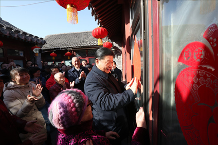 2019年2月1日上午，習(xí)近平總書記在前門東區(qū)草廠四條胡同32號(hào)院，高興地拿起一幅“福”字，親自貼到門上，給這里的老街坊們拜年。新華社記者鞠鵬攝