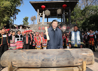 2020年1月19日下午，習(xí)近平總書記在騰沖市清水鄉(xiāng)三家村中寨司莫拉佤族村廣場(chǎng)上，敲響三聲佤族木鼓，祝福來年風(fēng)調(diào)雨順、國泰民安。新華社記者 鞠鵬 攝