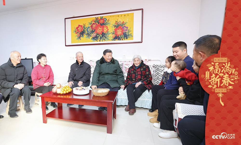 2024年2月1日，習(xí)近平總書記在天津市西青區(qū)辛口鎮(zhèn)第六埠村考察時，同村民杜洪剛一家人親切拉家常。