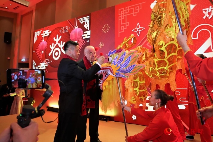 張漢暉（左）、施威特科（右）共同為彩龍點(diǎn)睛。于子恒攝