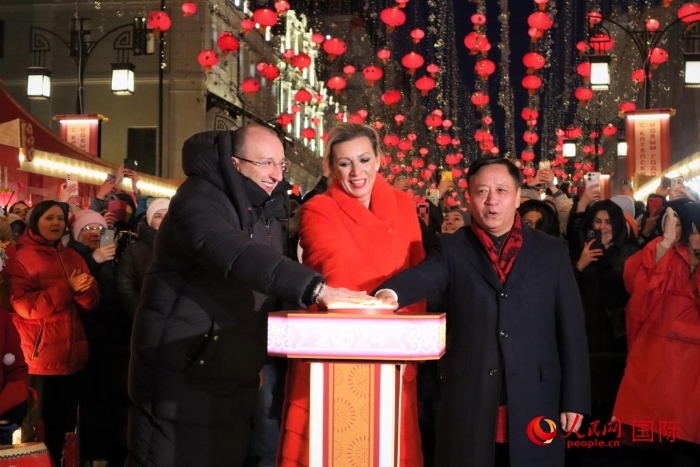 張漢暉、扎哈羅娃、科茲洛夫（從右至左）共同按下活動(dòng)啟動(dòng)按鈕。于子恒攝