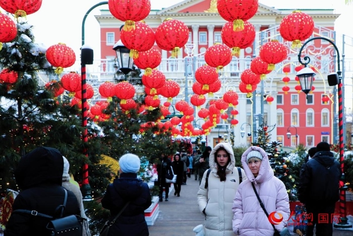 俄羅斯民眾在活動(dòng)現(xiàn)場(chǎng)參觀游玩。人民網(wǎng)記者 隋鑫攝