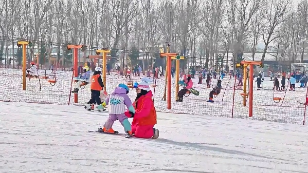 新春走基層｜滑雪場(chǎng)上過(guò)春節(jié)！冰城“冷資源”變成“熱經(jīng)濟(jì)”