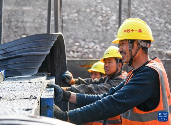 2月13日，在四川省通江縣青峪口水庫建設(shè)現(xiàn)場，中鐵十一局的工人正在進行混凝土縱向圍堰施工。