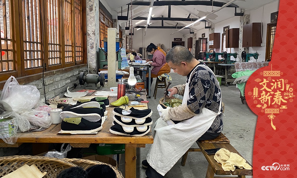 唐昌布鞋坊內(nèi)的工人正在趕制布鞋。王凡攝