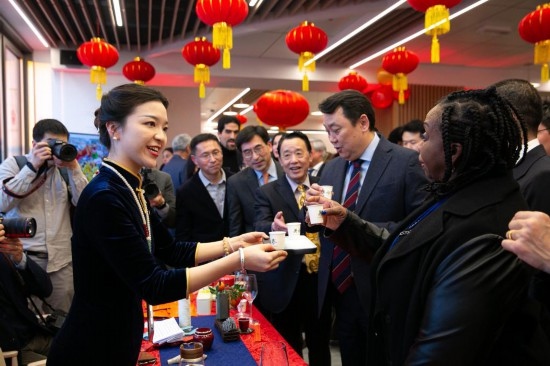 2月2日，人們在位于意大利羅馬的聯(lián)合國糧農組織總部體驗中國茶藝。新華社記者李京攝