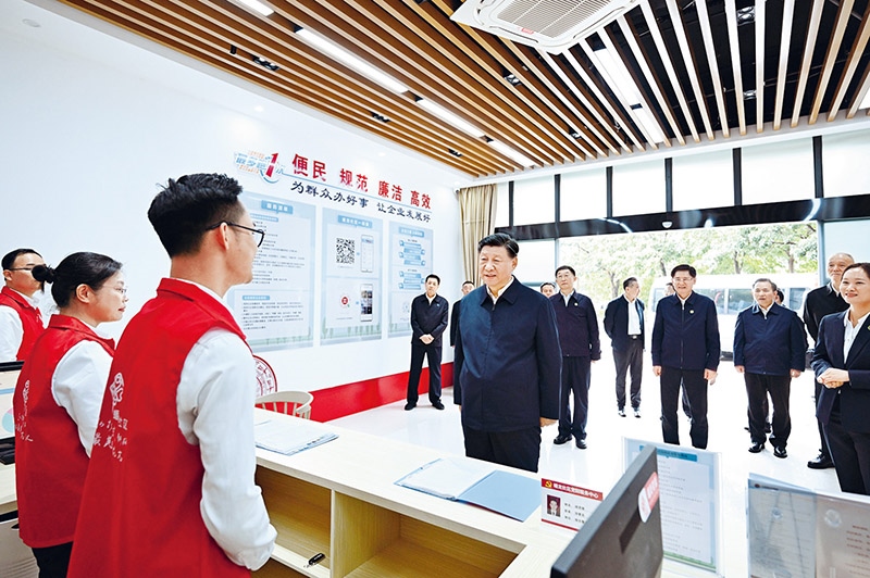 2023年12月14日至15日，中共中央總書記、國家主席、中央軍委主席習近平在廣西考察。這是14日上午，習近平在南寧市良慶區(qū)蟠龍社區(qū)黨群服務(wù)中心考察。 新華社記者 燕雁/攝