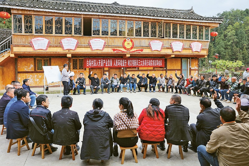 圖為2023年4月6日，貴州省黔東南苗族侗族自治州施秉縣白垛鄉(xiāng)白垛村村民在討論產(chǎn)業(yè)發(fā)展、人居環(huán)境提升、鄉(xiāng)村文明建設(shè)相關(guān)事宜。 人民圖片 磨桂賓/攝
