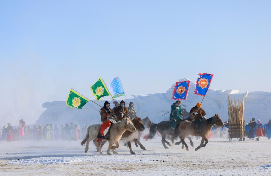 賽馬選手在內(nèi)蒙古自治區(qū)第二十屆冰雪那達(dá)慕開幕式上入場（2023年12月17日攝）。新華社記者 王楷焱 攝